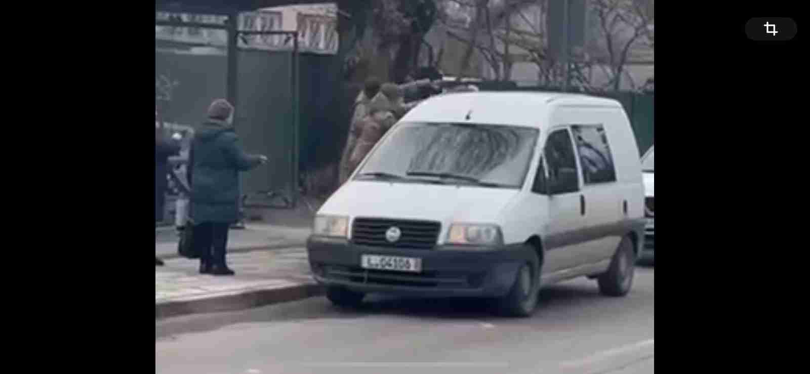 У ТЦК прокоментували інцидент із працівниками, які силоміць заштовхали перехожого в бус у Львові (ВІДЕО)