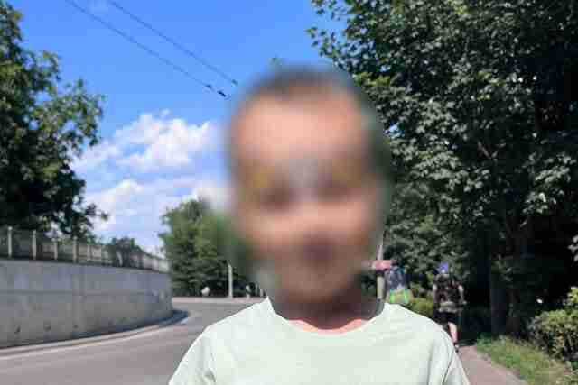 У Тернополі 5-річний хлопчик втік з ігрової кімнати, щоб купити мамі квіти на день народження (ФОТО)