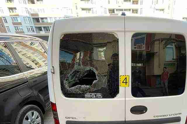 У Тернополі чоловік пошкодив вісім автомобілів припаркованих у дворі біля багатоповерхівки (ФОТО)