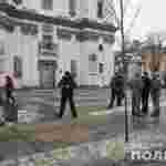 У Тернополі чоловік залишив пакунок, з якого стирчали дроти біля церкви (ФОТО)