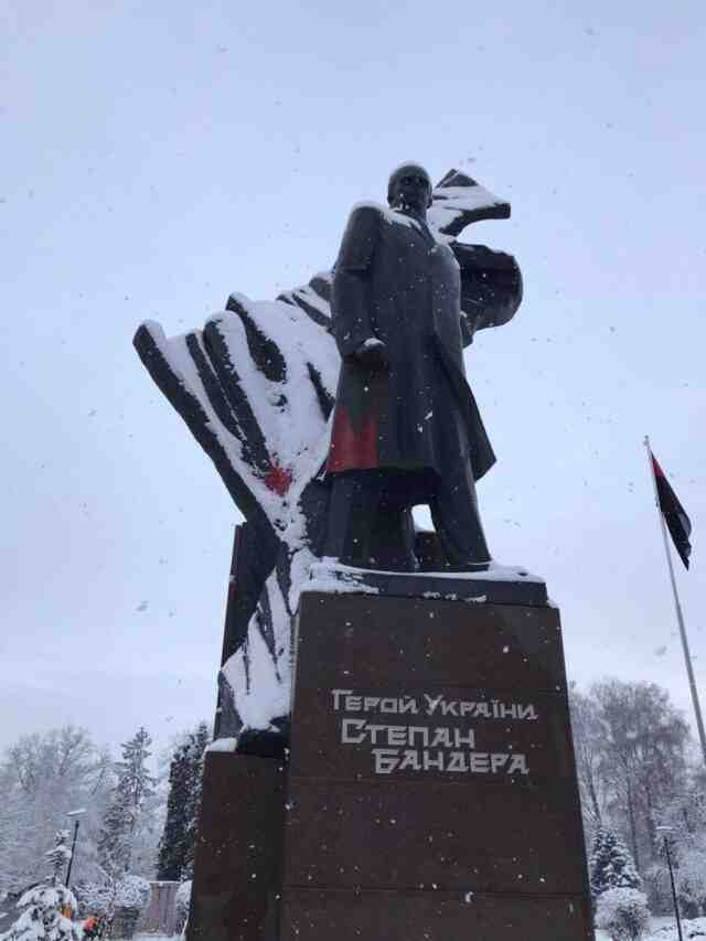 У Тернополі невідомий облив фарбою пам’ятник Бандері