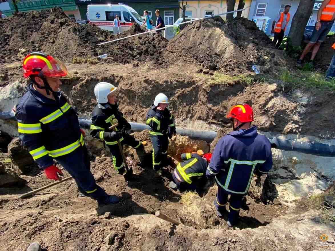 У Тернополі під час проведення робіт людей засипало землею: є загиблі (фото)