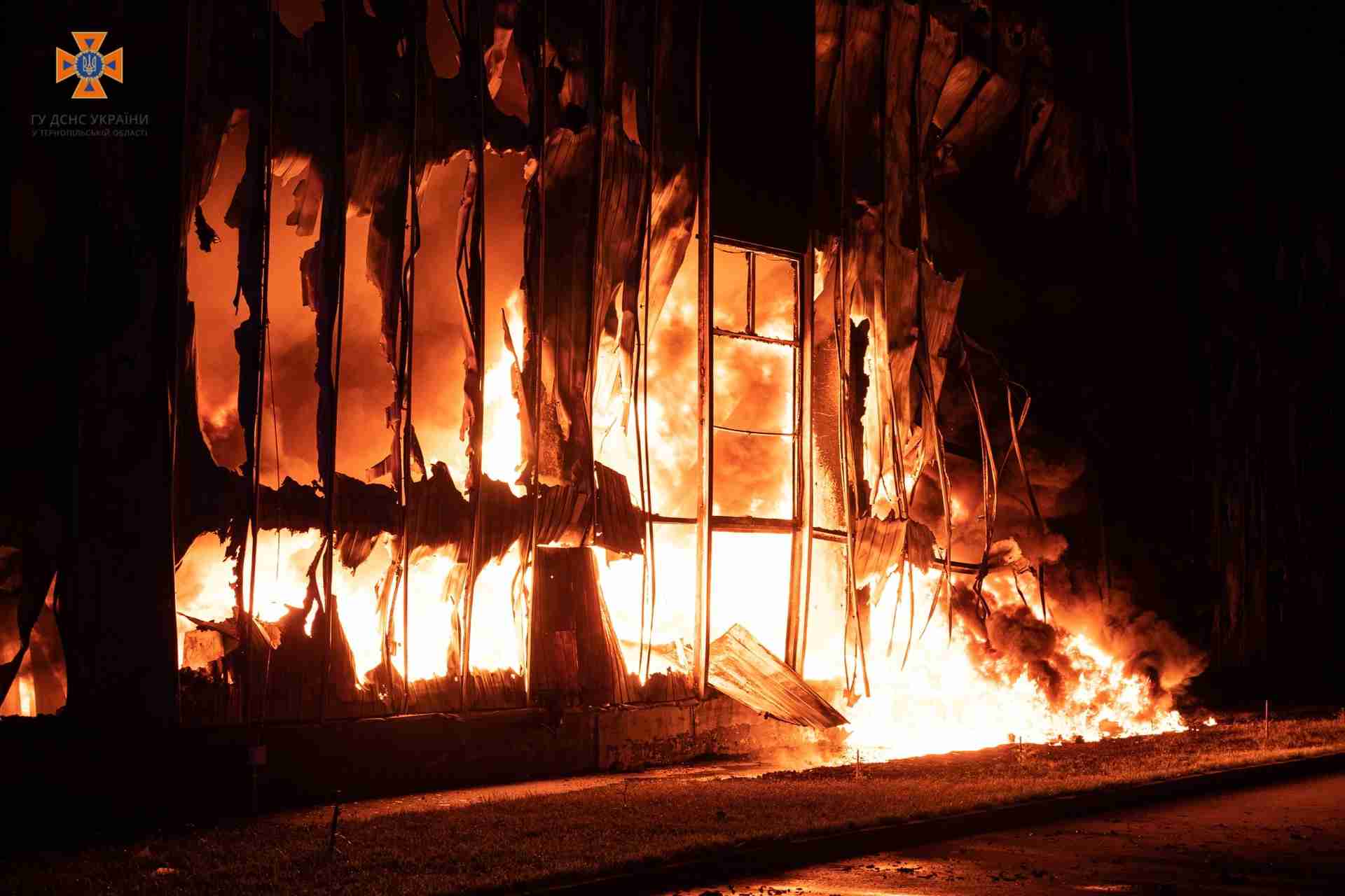 У Тернополі рятувальники ліквідовують масштабну пожежу на підприємстві (ФОТО, ВІДЕО)