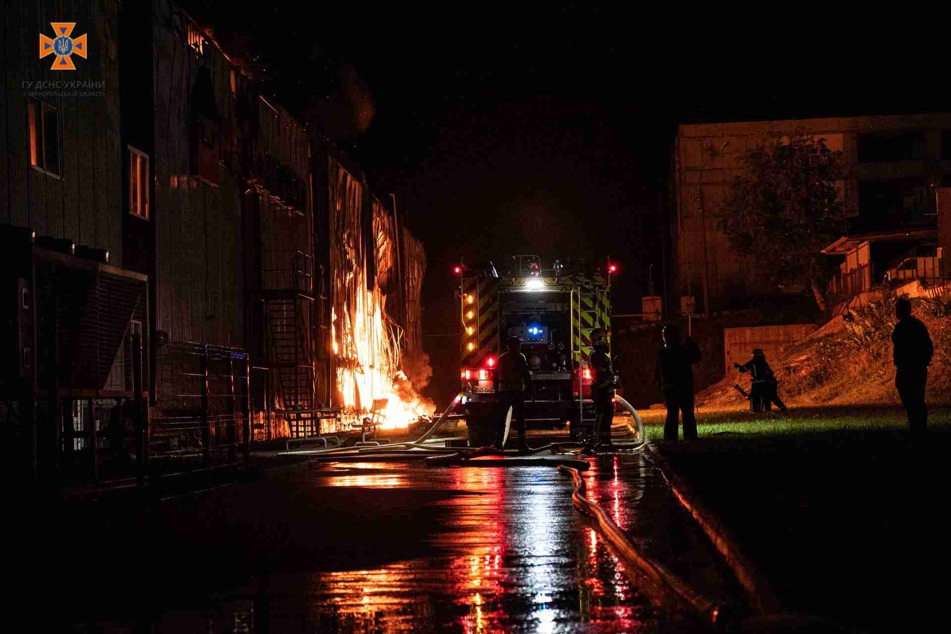 У Тернополі рятувальники ліквідовують масштабну пожежу на підприємстві (ФОТО, ВІДЕО)