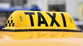 У Тернополі водій таксі, який перевозив пасажирів, втратив свідомість за кермом і скоїв ДТП