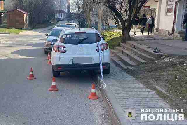У Тернополі водійка вилетіла на тротуар і збила жінку з двома дітьми (ФОТО, ВІДЕО)