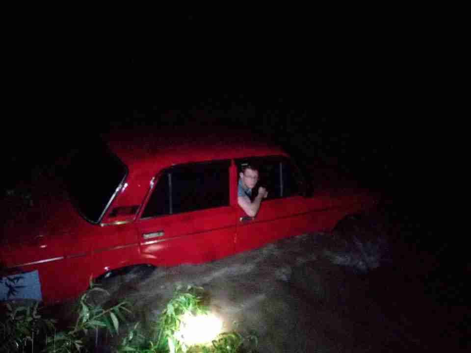 У Трускавці рятувальники відбуксирували автомобіль, який застряг у потічку