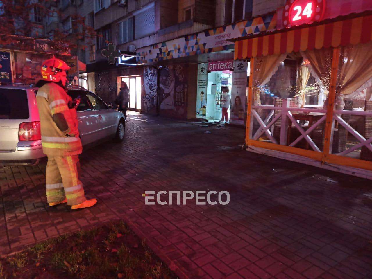 У центрі Києва чоловік захопив кафе (фото, відео)