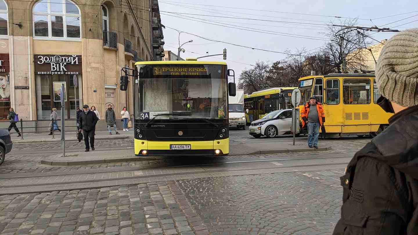 У центрі Львова автобус зупинився на «острівці безпеки» (фото)