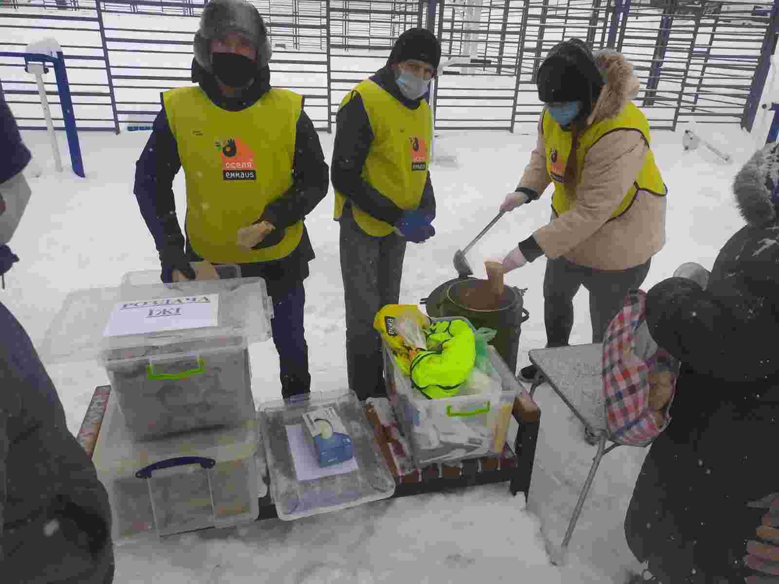 У центрі Львова небайдужі нагодували десятки безхатьків навіть попри снігову заметіль (фото)