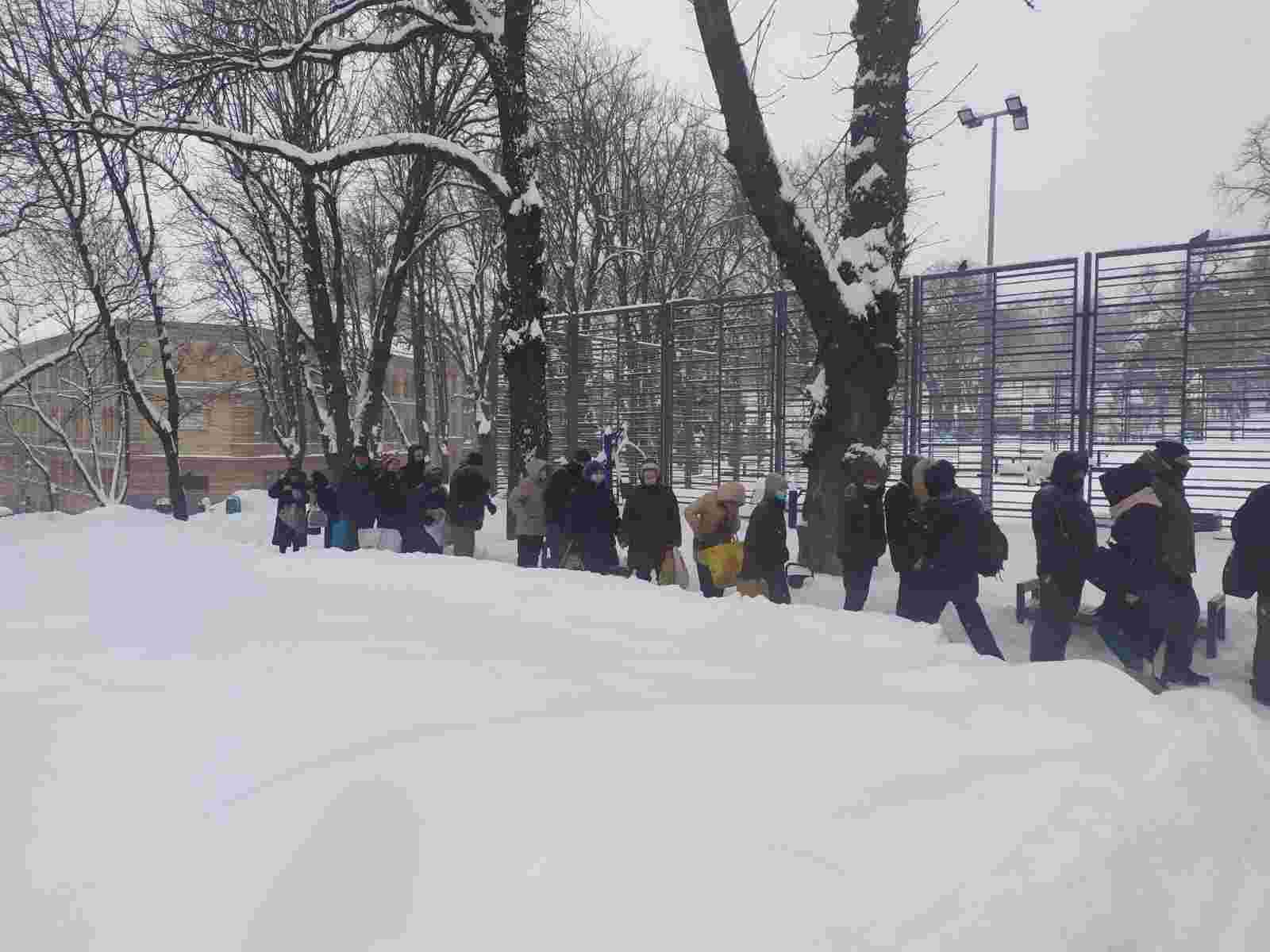 У центрі Львова небайдужі нагодували десятки безхатьків навіть попри снігову заметіль (фото)