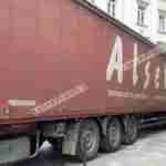 У центрі Львова вантажівка збила стовпці (фото)
