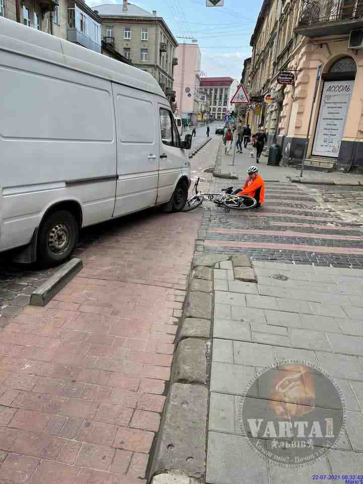 У центрі Львова велосипедист потрапив під колеса мікроавтобуса (ФОТО)