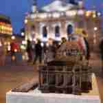 У центрі Львова відкрили мініатюру Оперного театру із шрифтом Брайля