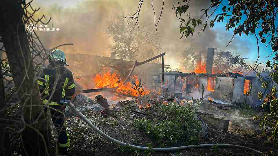 У великій пожежі на Львівщині повністю згоріли дві будівлі та автомобіль (ФОТО)