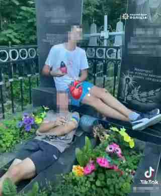 У Вінниці група підлітків влаштувала розваги на кладовищі заради контенту для соцмереж (ФОТО, ВІДЕО)