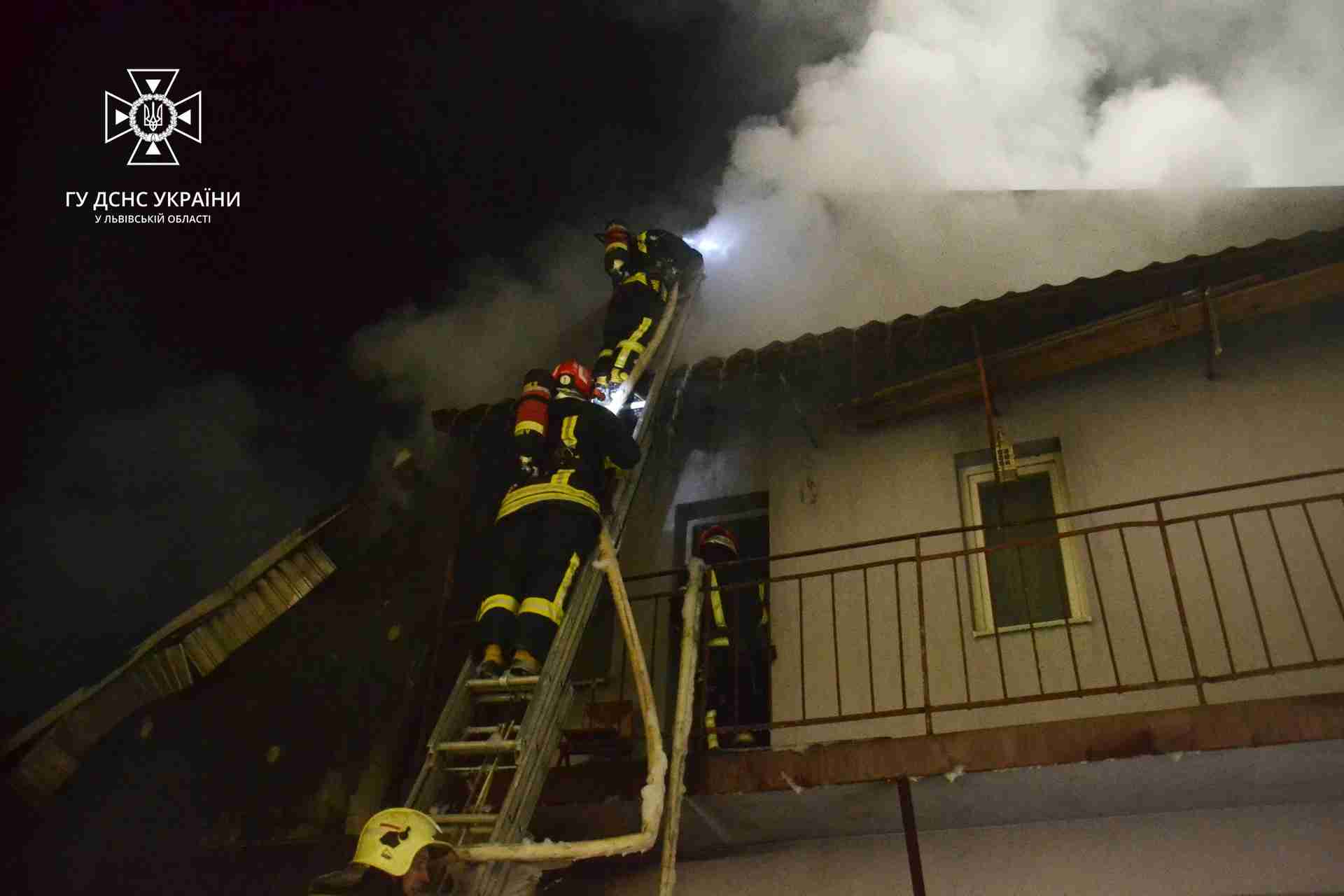 У Винниках працівники трьох пожежних частин гасили масштабну пожежу (ФОТО)