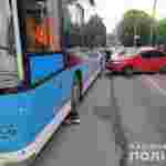 У Вінниці зіткнулися 5 автомобілів, мопед і тролейбус, постраждали двоє неповнолітніх (ФОТО)