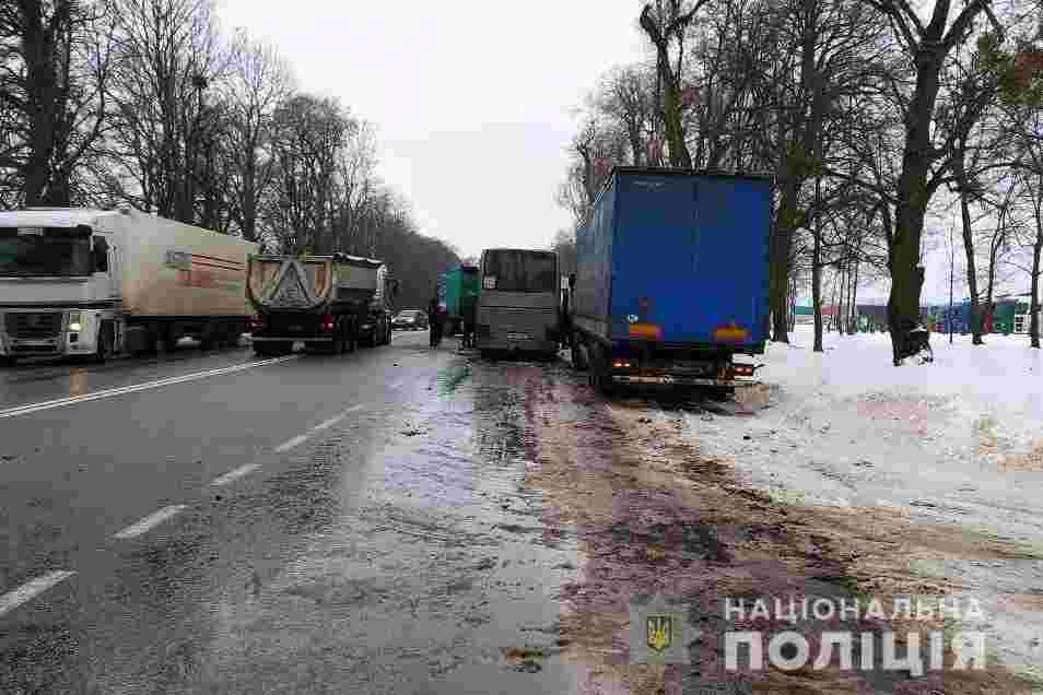 У Вінницькій області масштабна ДТП: зіткнулись вісім транспортних засобів, серед яких пасажирський автобус (фото)