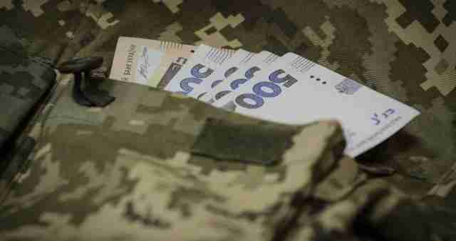 У військових частинах чотирьох областей безпідставно виплатили «бойові» на значну суму