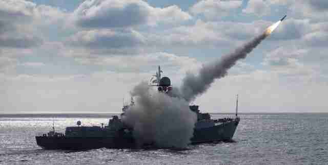 У ВМС повідомили, скільки носіїв ракет росія тримає в трьох морях