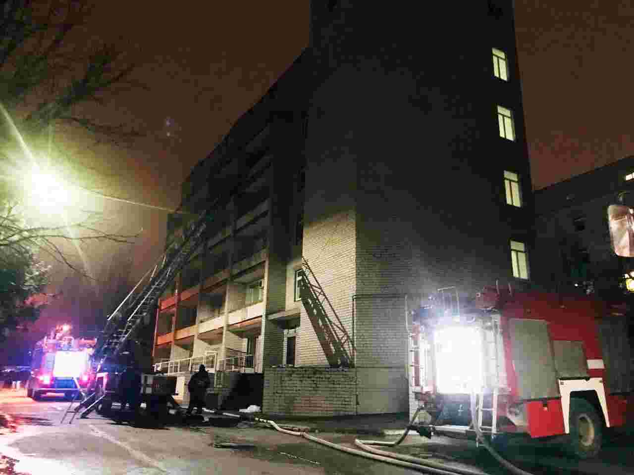 У Запоріжжі сталася пожежа в інфекційній лікарні: загинуло четверо людей, серед них 26-річний лікар (ВІДЕО, ФОТО)