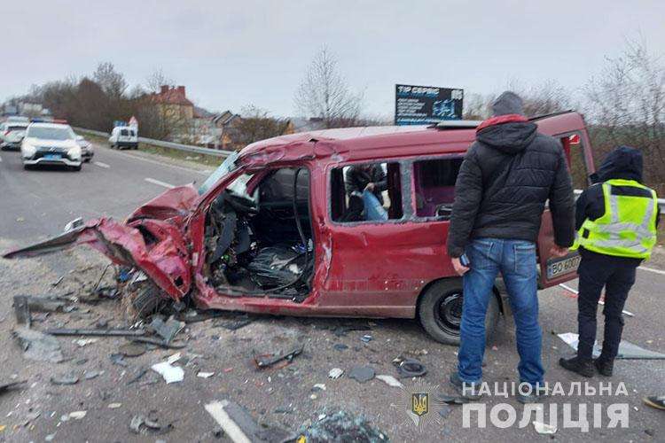 У жахливій ДТП поблизу Тернополя загинув 29-річний чоловік. Серед постраждалих - вагітна жінка (фото)