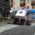 У Житомирі під асфальт провалилася вантажівка (фото, відео)