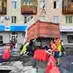 У Житомирі під асфальт провалилася вантажівка (фото, відео)