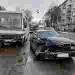 У Житомирі сталася ДТП: BMW не розминувся з рейсовим автобусом, є постраждалі (фото)