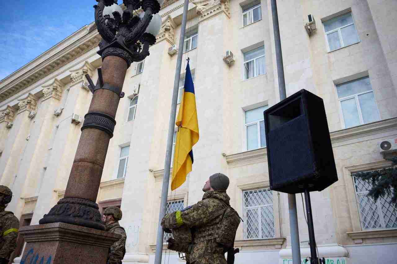 У звільненому Херсоні офіційно підняли український прапор (ФОТО, ВІДЕО)