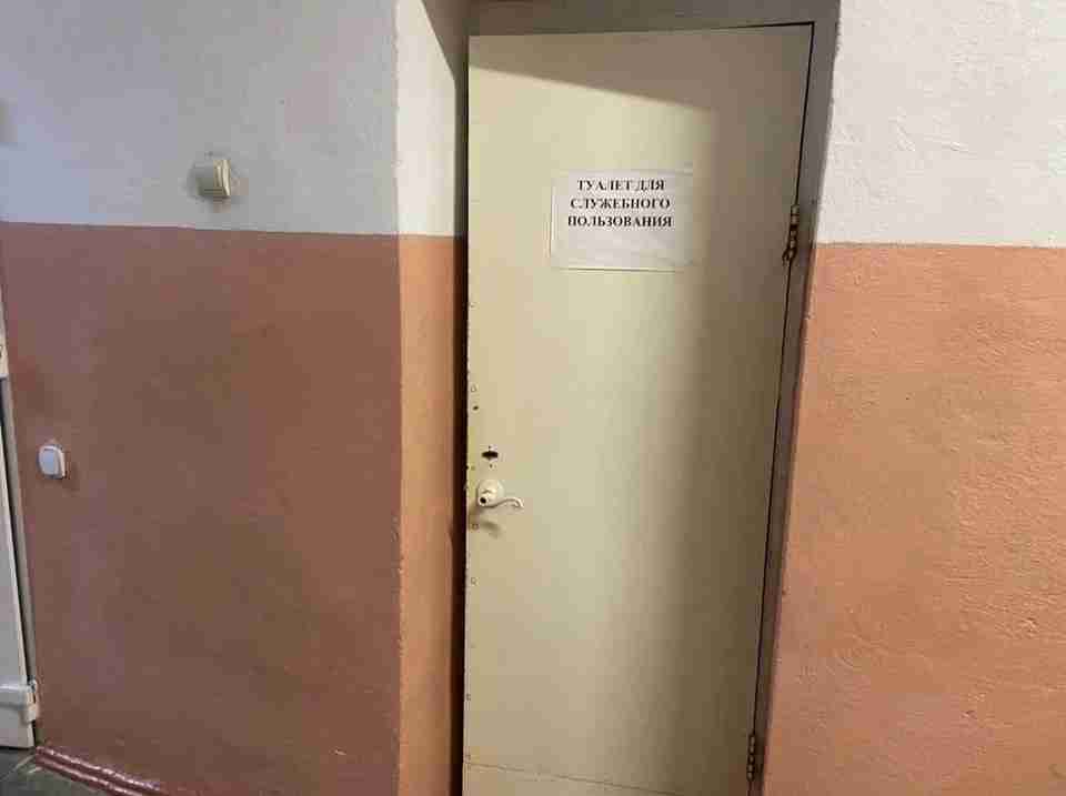 Учасників російської так званої спецоперації «вшанували» біля туалету (ФОТО)