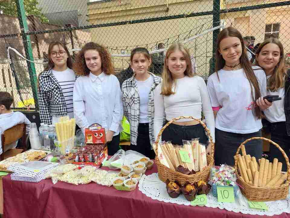 Учні Львівської академічної гімназії зібрали чималий внесок допомоги для ЗСУ на благодійному ярмарку (ФОТО)