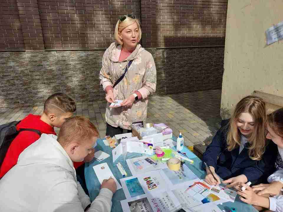Учні Львівської академічної гімназії зібрали чималий внесок допомоги для ЗСУ на благодійному ярмарку (ФОТО)