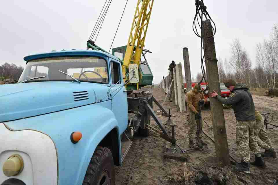Україна почала будувати стіну на кордоні з Білоруссю (ФОТО)