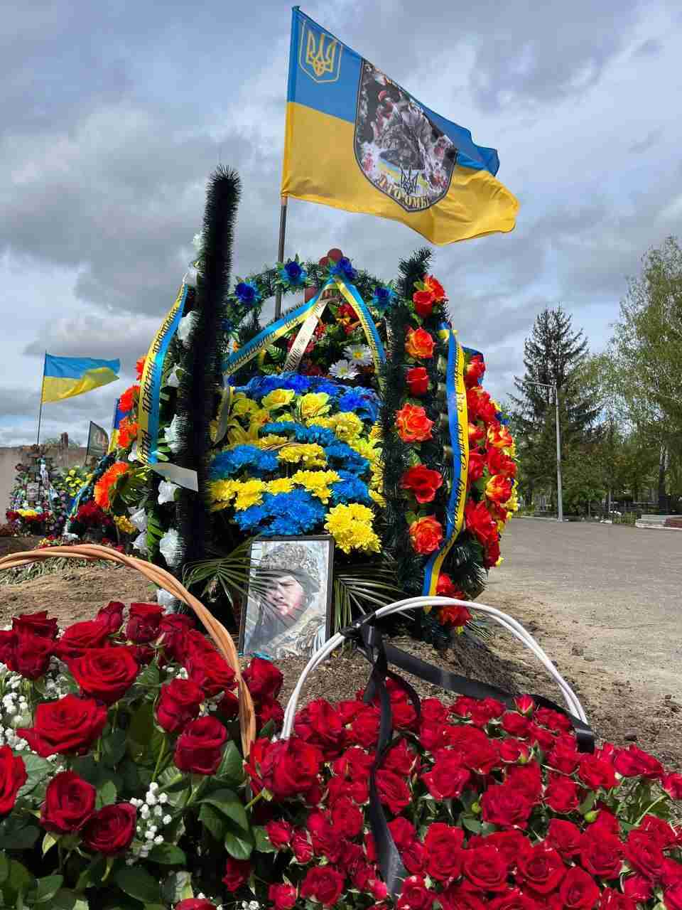 Україна попрощалася з легендарним воїном, випускником Національної академії сухопутних військ Назаром Набережним