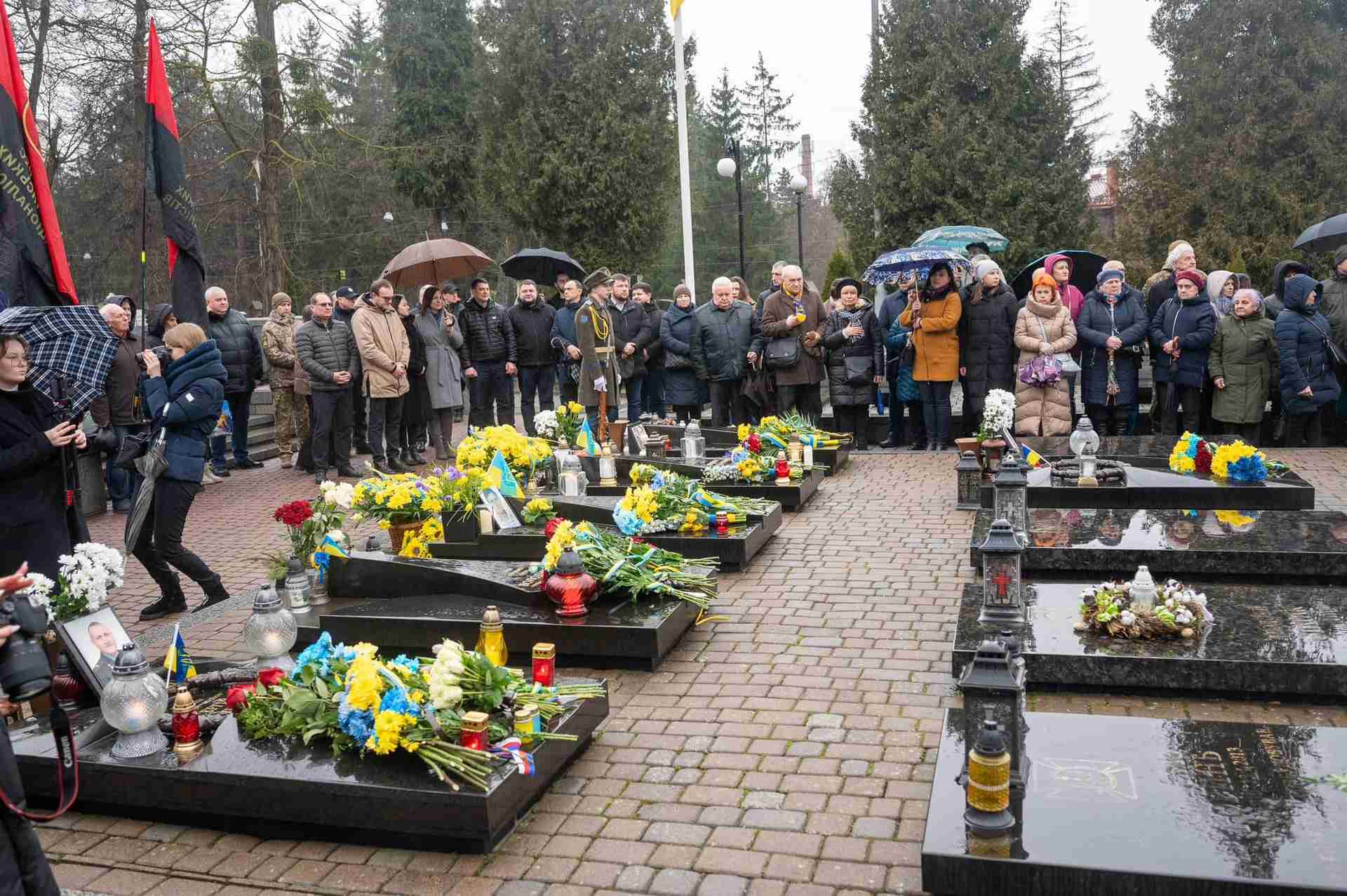 Українці вшановують пам’ять Героїв Небесної Сотні: 24 жителів Львова та  області загинули під час Революції Гідності (ФОТО)