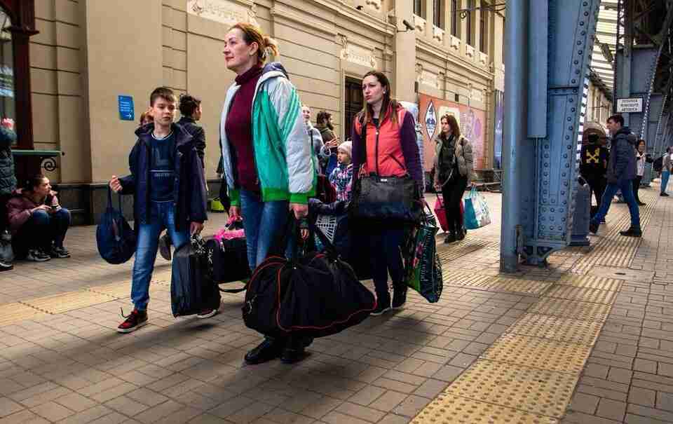 Українці, які виїхали за кордон, отримають виплати, коли повернуться додому