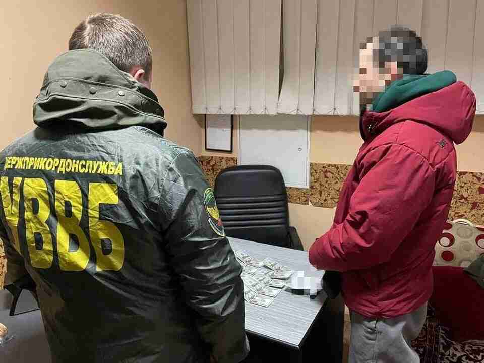 Українці за добу запропонували прикордонникам понад 250 тис грн хабарів