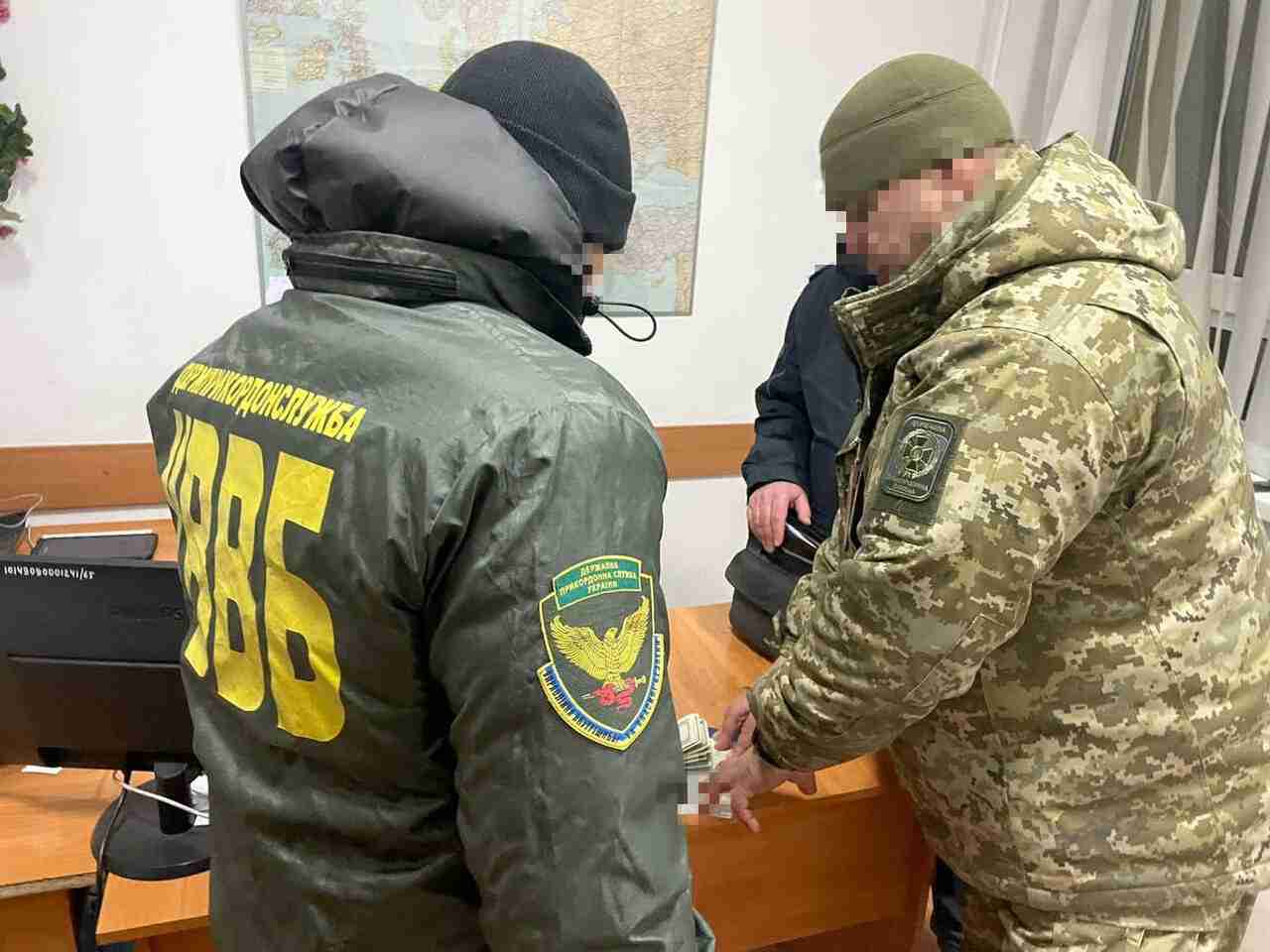 Українці за добу запропонували прикордонникам понад 250 тис грн хабарів