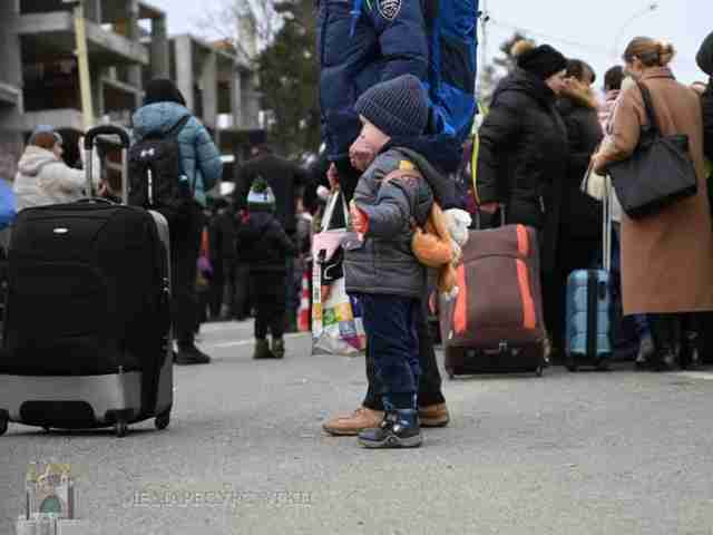 Українців закликали подумати про виїзд за кордон