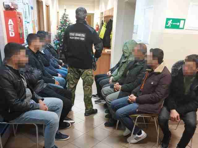 Українця кинули за грати у Польщі: «напакував» 12 нелегалів у салон легкового авто (ФОТО)