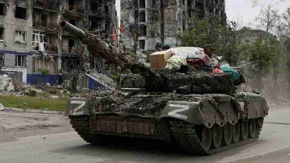 Українка впізнала свої речі, які окупанти вкрали і везли на танку