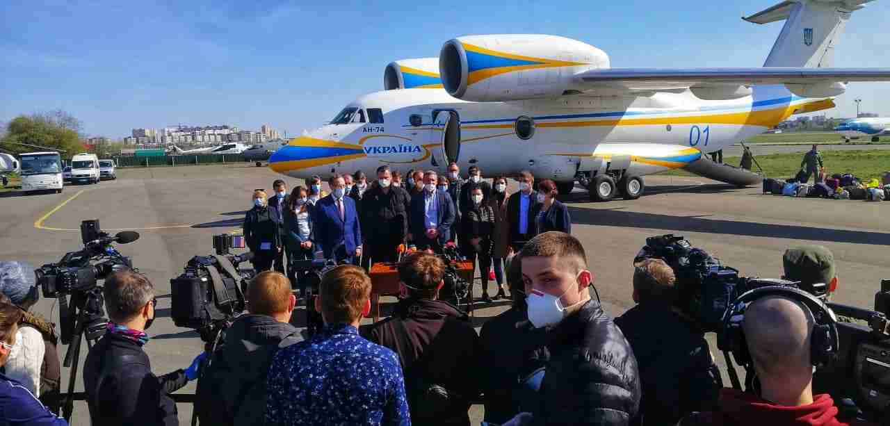 Українські медики повернулися із тритижневої місії в Італії (фото, відео)