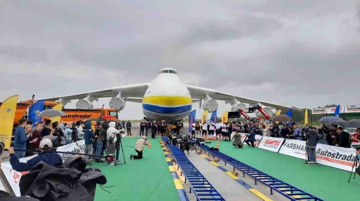 Українські стронгмени встановили світовий рекод: протягнули найбільший у світі літак (ВІДЕО)
