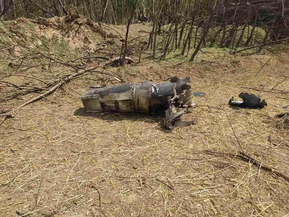Українські військові показали уламки двох російських ракет «Калібр» збитих під час обстрілу Вінниці (фото)