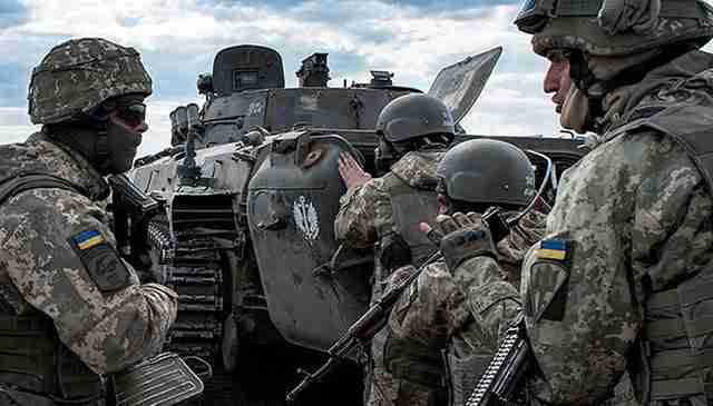 Українські військові відійшли від одного з сіл на Донеччині (ФОТО)
