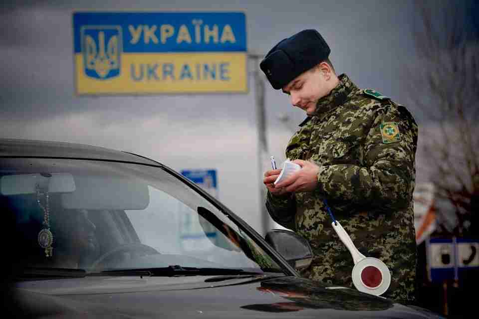 Українських чоловіків позбавили ще однієї можливості легального виїзду за кордон