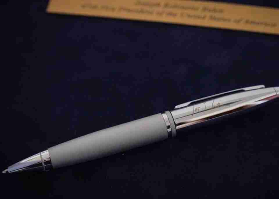 «Укрборонпром» виставив на аукціон іменну ручку Байдена