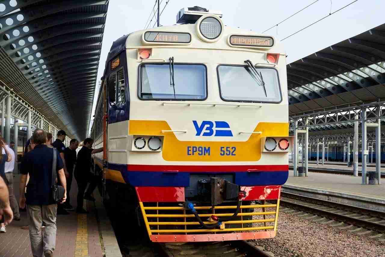«Укрзалізниця» запустила пасажирський потяг з двоповерховими вагонами (ФОТО)